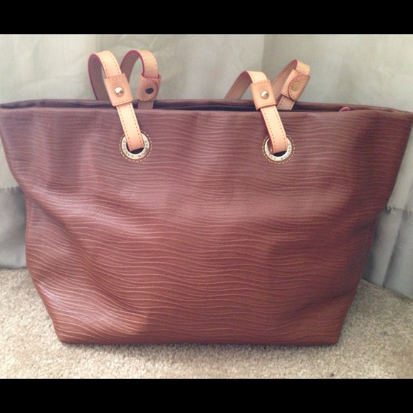 Dooney & Bourke Handbag!!