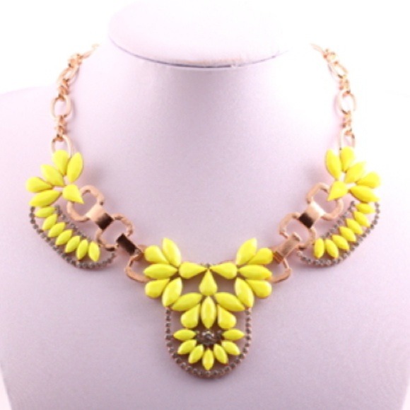 🌻On Sale🌻 Yellow Statement Necklace - Picture 2 of 4
