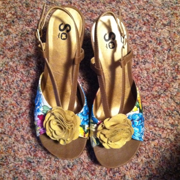 Multi color floral wedges - Picture 3 of 3