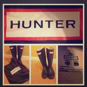Hunter rain boots! Includes the drawstring bag .