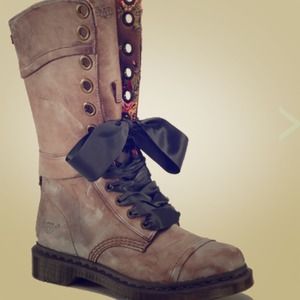 Doc Marten Triumph 1914 floral 14-eyelet boots