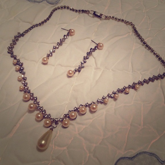 Beautiful earring and necklace set