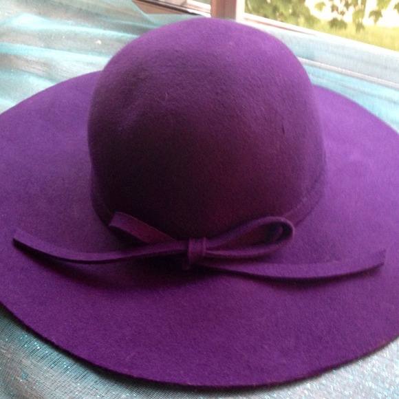 Adorable floppy brim hat