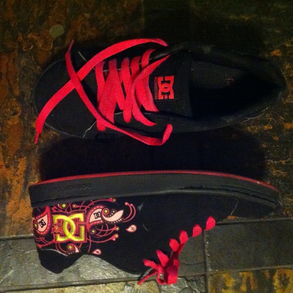 DC sneakers size 6