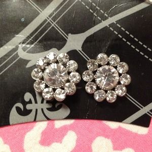 Very cute flower shaped earrings!