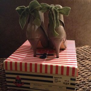 Greenish velvet ribbon booties.