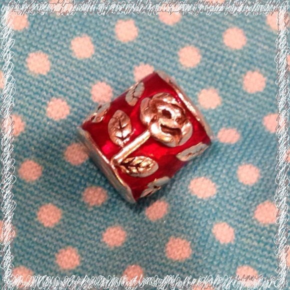 Chamilia flower charm