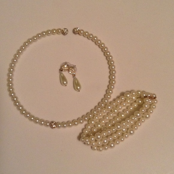 Pearl necklace, matching earrings and bracelet