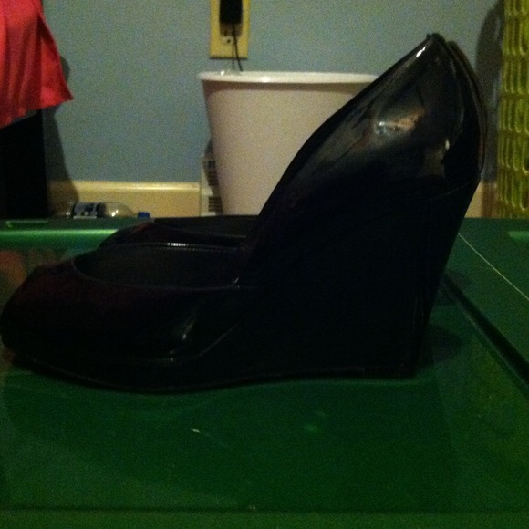 Black wedges