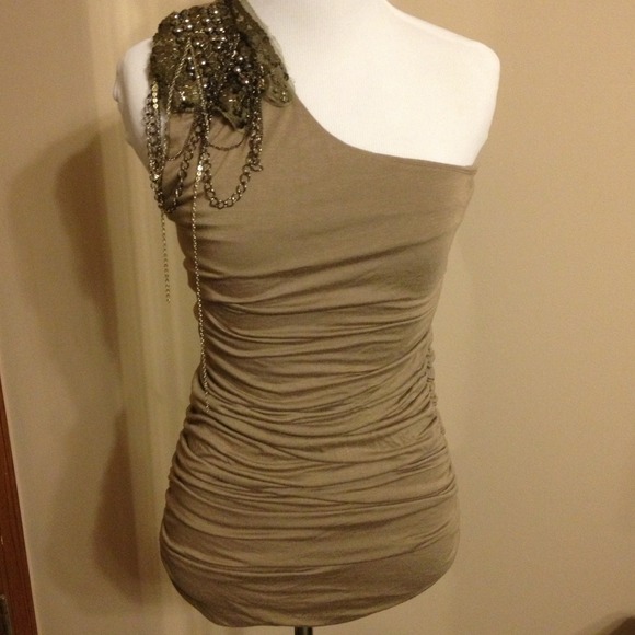 ❌SOLD❌HOST PICK🎊🎉🎈 one shoulder top