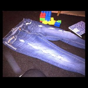 ❌SOLD IN BUNDLE❌Premiere distressed jeans