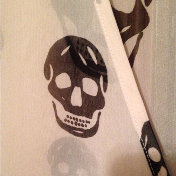 Sheer skull blouse💖 - Picture 3 of 3