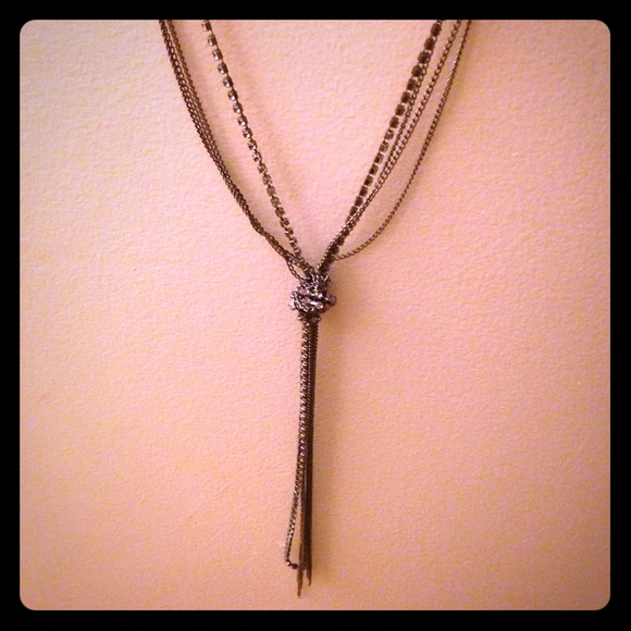 Mixed chains knotted necklace