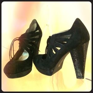 Chinese Laundry Lace-Up Platform Pump w/ Snakeskin