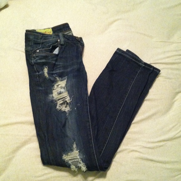 Skinny jeans with holes on the legs