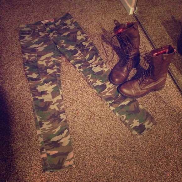 Green camo pants size 25
