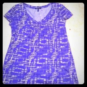 Cute patterned Daisy Fuentes vneck top