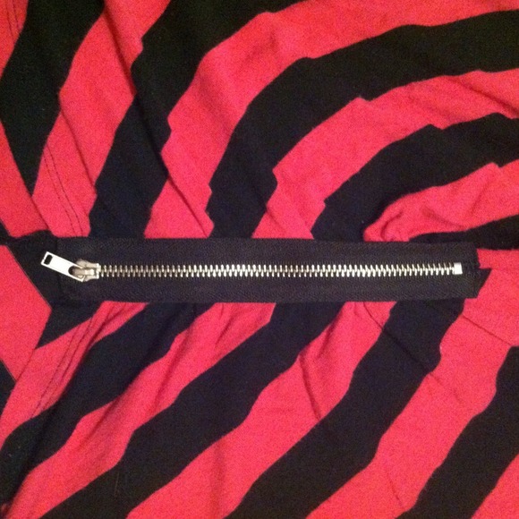 Sold...NWOT Diagonal stripe side zip T - Picture 3 of 3