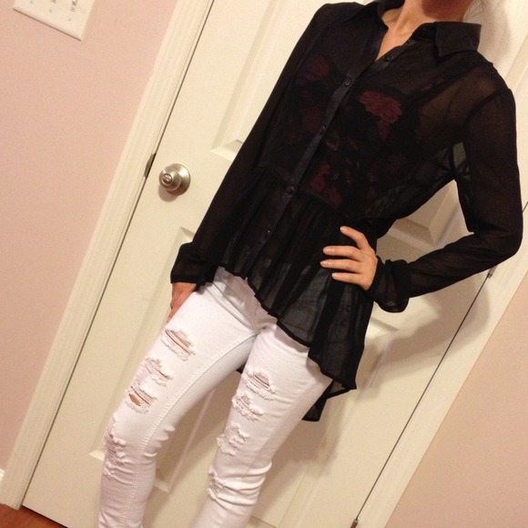 SOLD in Bundle- Black sheer lace insert Top - Picture 3 of 4