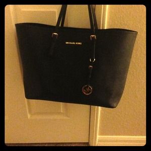 Michael Kors Medium Jet Set Saffiano Tote