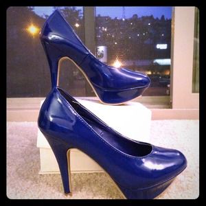 Size 5 blue pumps