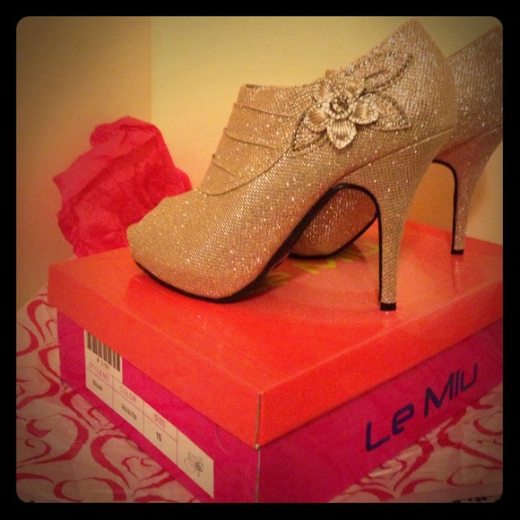 Le Miu Gold Glitter Shoe