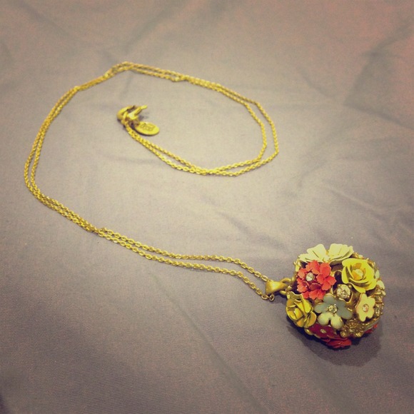 Juicy Couture Jewelry - Juicy Couture flower necklace