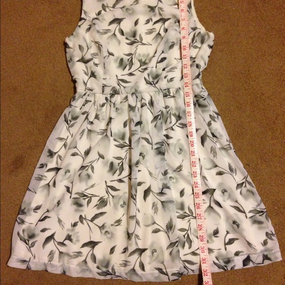 ON HOLD-BUNDLE💞Host Pick for Date Night💞. - Picture 2 of 4