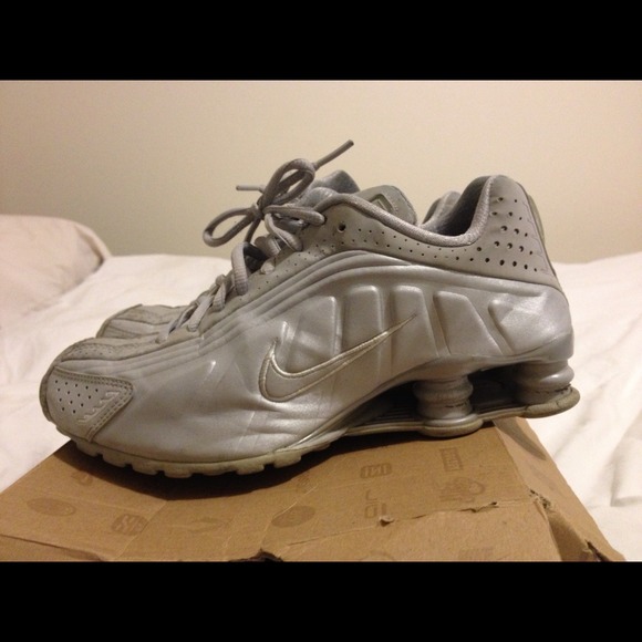 Nike wmns shox r4 platinum grey