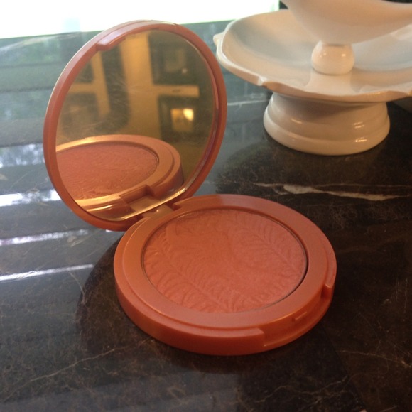 Tarte Amazonian 12 hour blush Color: Peaceful