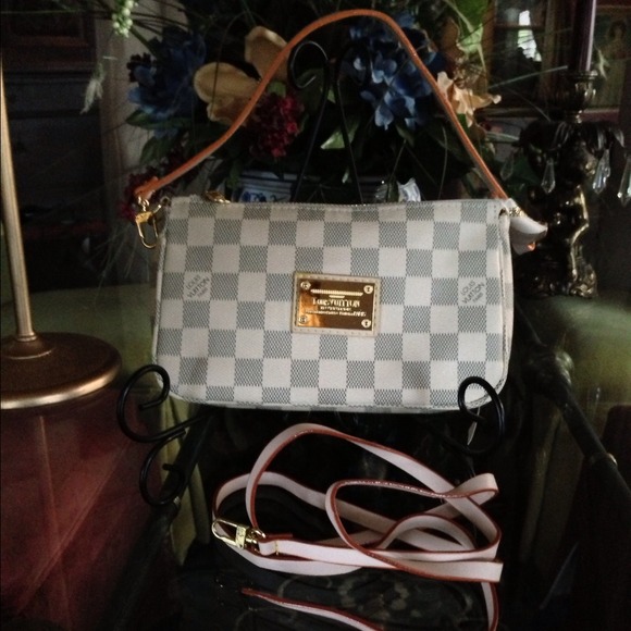 LV Pouchette