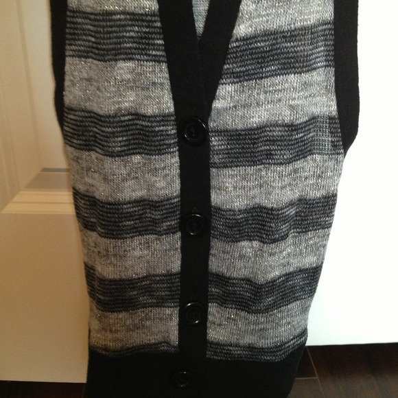 Black, grey, and gold sleeveless cardigan - Picture 3 of 4