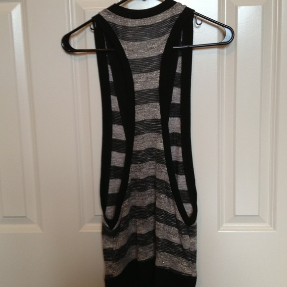 Black, grey, and gold sleeveless cardigan - Picture 4 of 4