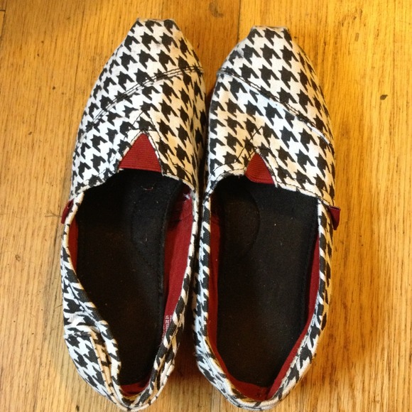 Houndstooth and crimson slipon.