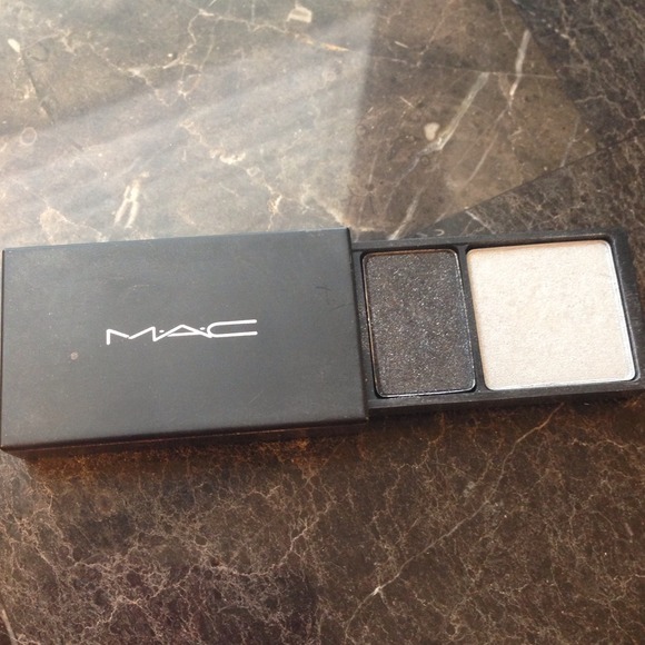 REDUCED !! MAC eyeshadow Suite Smoke & Ash