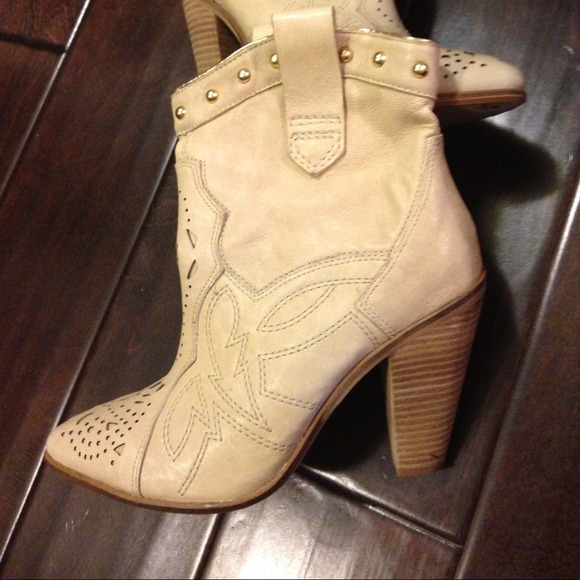 Cream leather boots... Gold accents adorable! - Picture 1 of 4