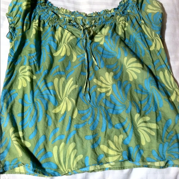 Super comfy top, with that beach like look.