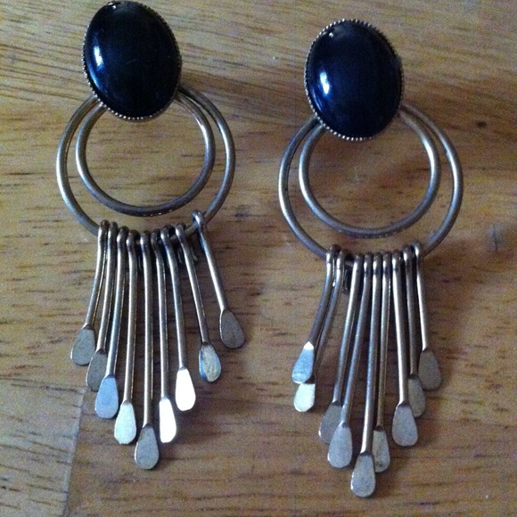 Jewelry - Vintage onyx earring