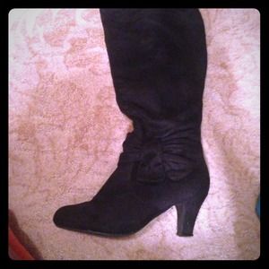 Black heel knee boots!