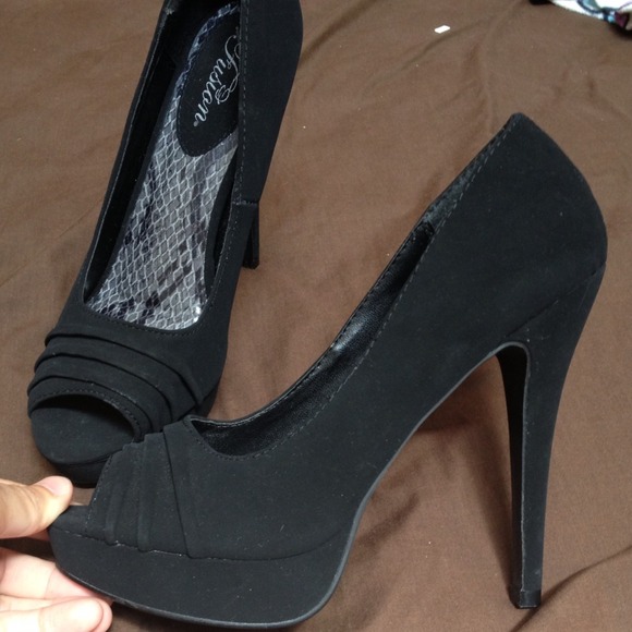 Black heels - Picture 2 of 3