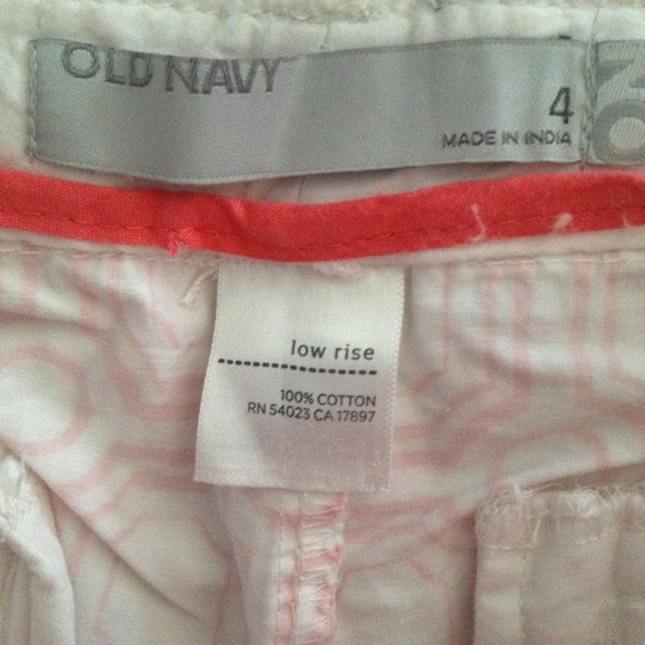 🚫 SOLD 🚫 Adorable Patterned Low Rise Shorts - Picture 3 of 3