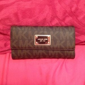 ❤❤SOLD❤❤Michael Kors Checkbook Wallet!