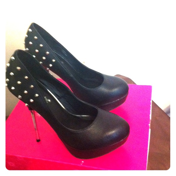ShoeDazzle Black Studded Stiletto💰