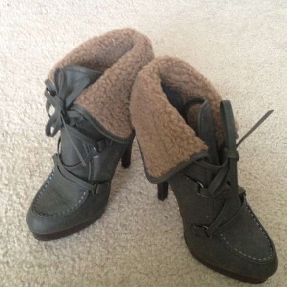Brand New Olive green boots with the fur!
