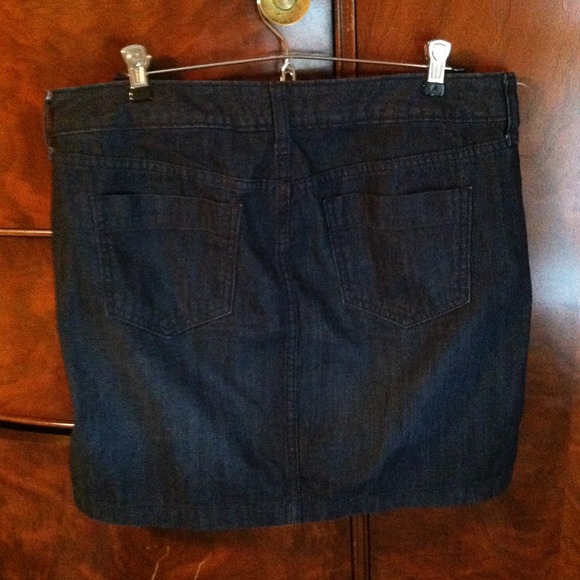 Size 8 Old Navy jean skirt - Picture 2 of 2