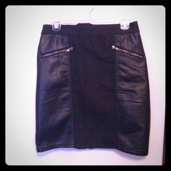I 💖this faux leather and dark denim skirt