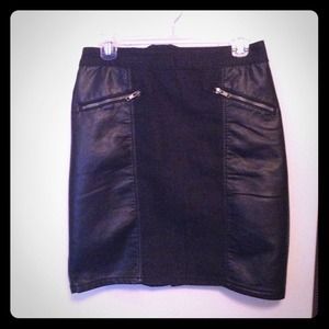 I 💖this faux leather and dark denim skirt