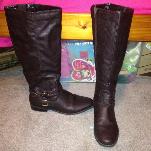 Brown riding boots barely worn will fit 10