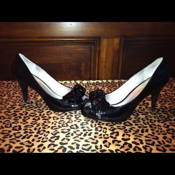 Glossy black heel with bows 👠🎀 - Picture 2 of 2