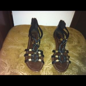 Glo  6.5 black and gold gladiator sandles